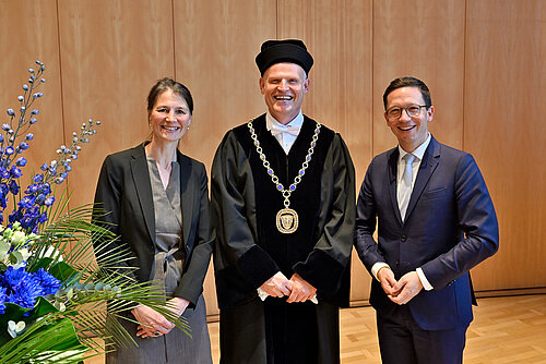 TiHo-Präsident Professor Dr. Klaus Osterrieder mit Landwirtschaftsministerin Miriam Staudte und Wissenschaftsminister Falko Mohrs 